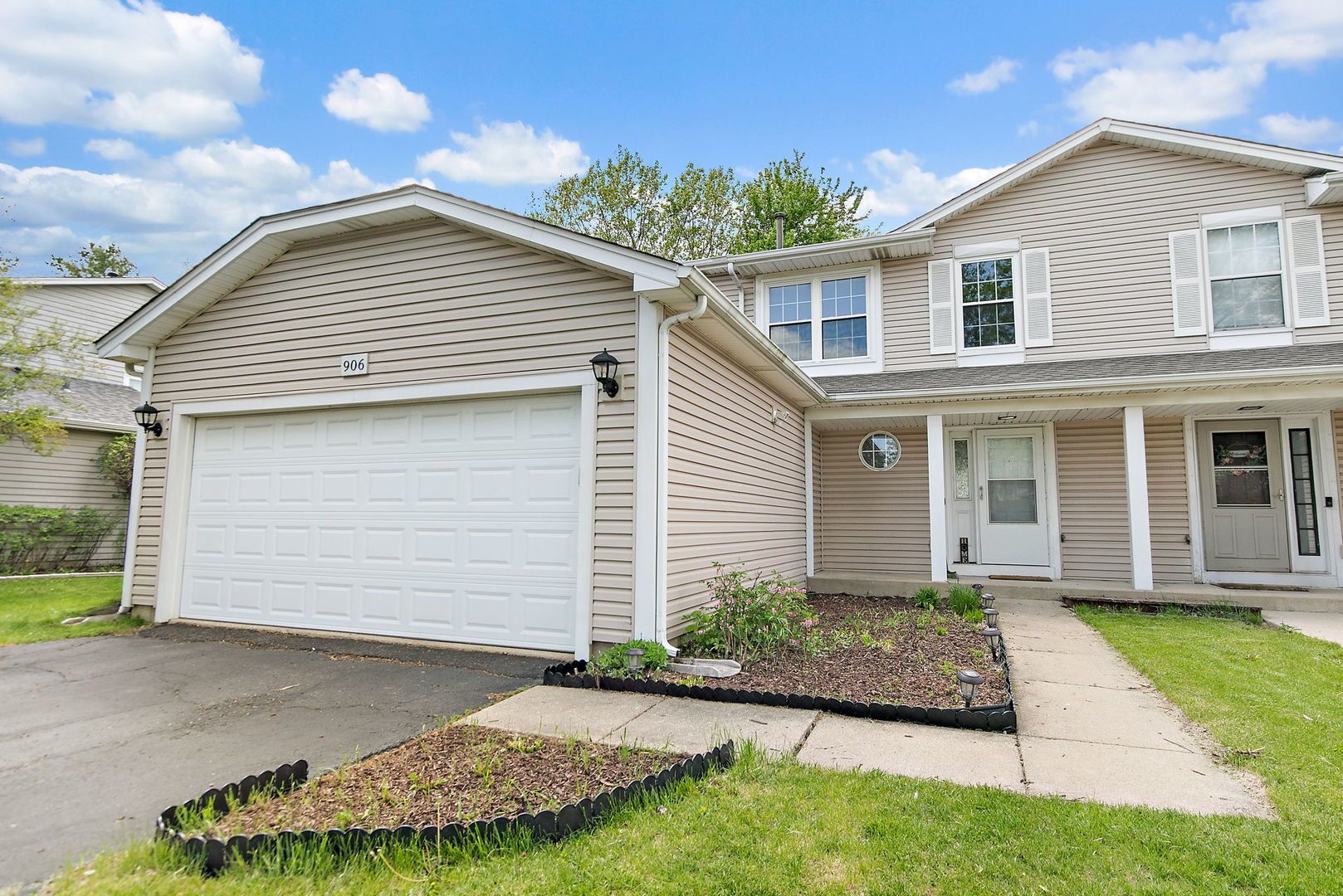 906 Oak Ridge Drive — Streamwood, IL 60107