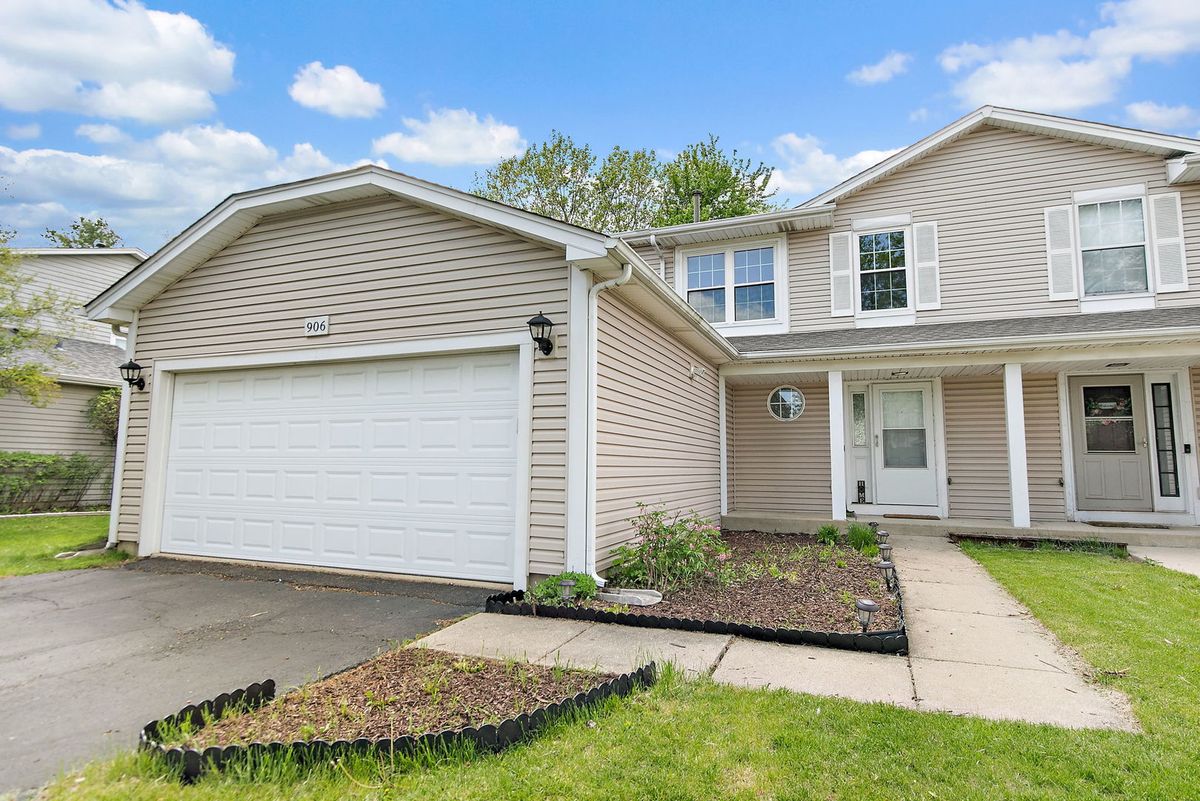 906 Oak Ridge Drive, Streamwood, IL 60107