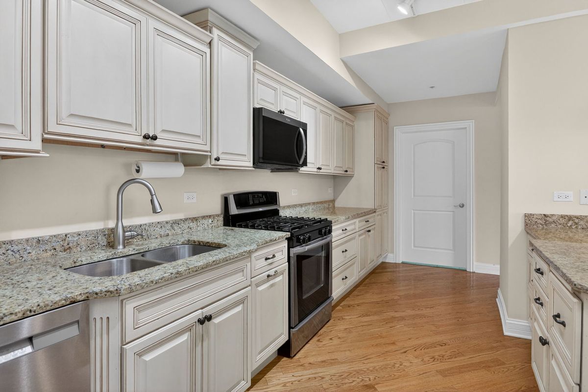 417 N Cass Avenue #3A, Westmont, IL 60559