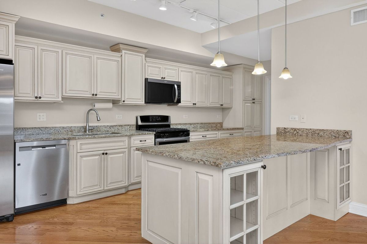 417 N Cass Avenue #3A, Westmont, IL 60559