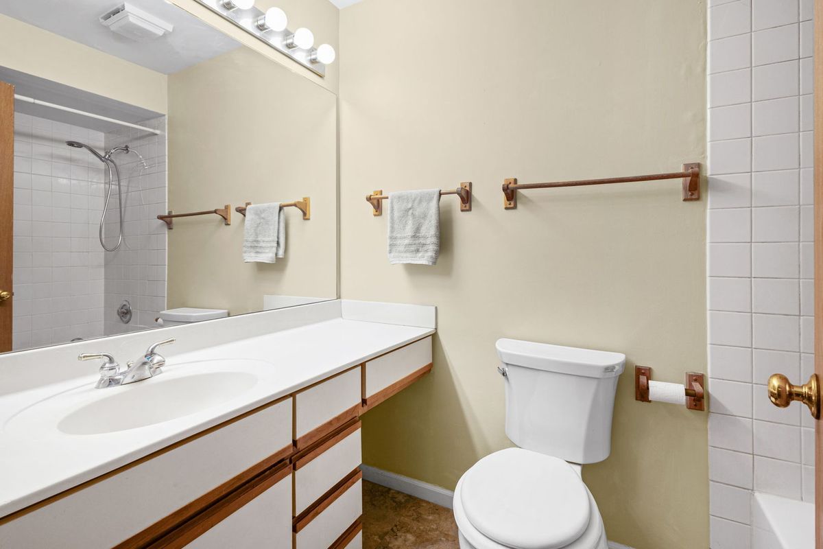 1194 Ballantrae Place #B, Mundelein, IL 60060