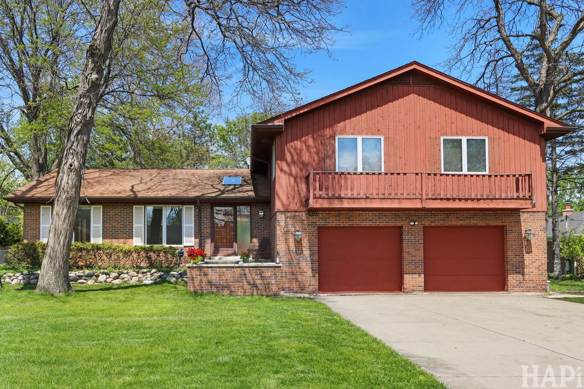 840 Queens Lane, Glenview, IL 60025