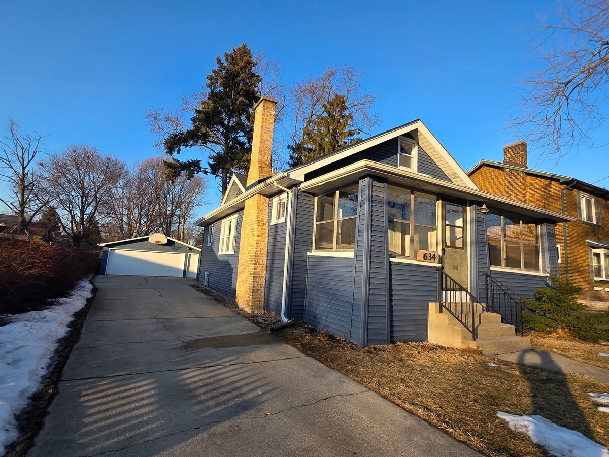 634 Ridgeland Avenue, Waukegan, IL 60085