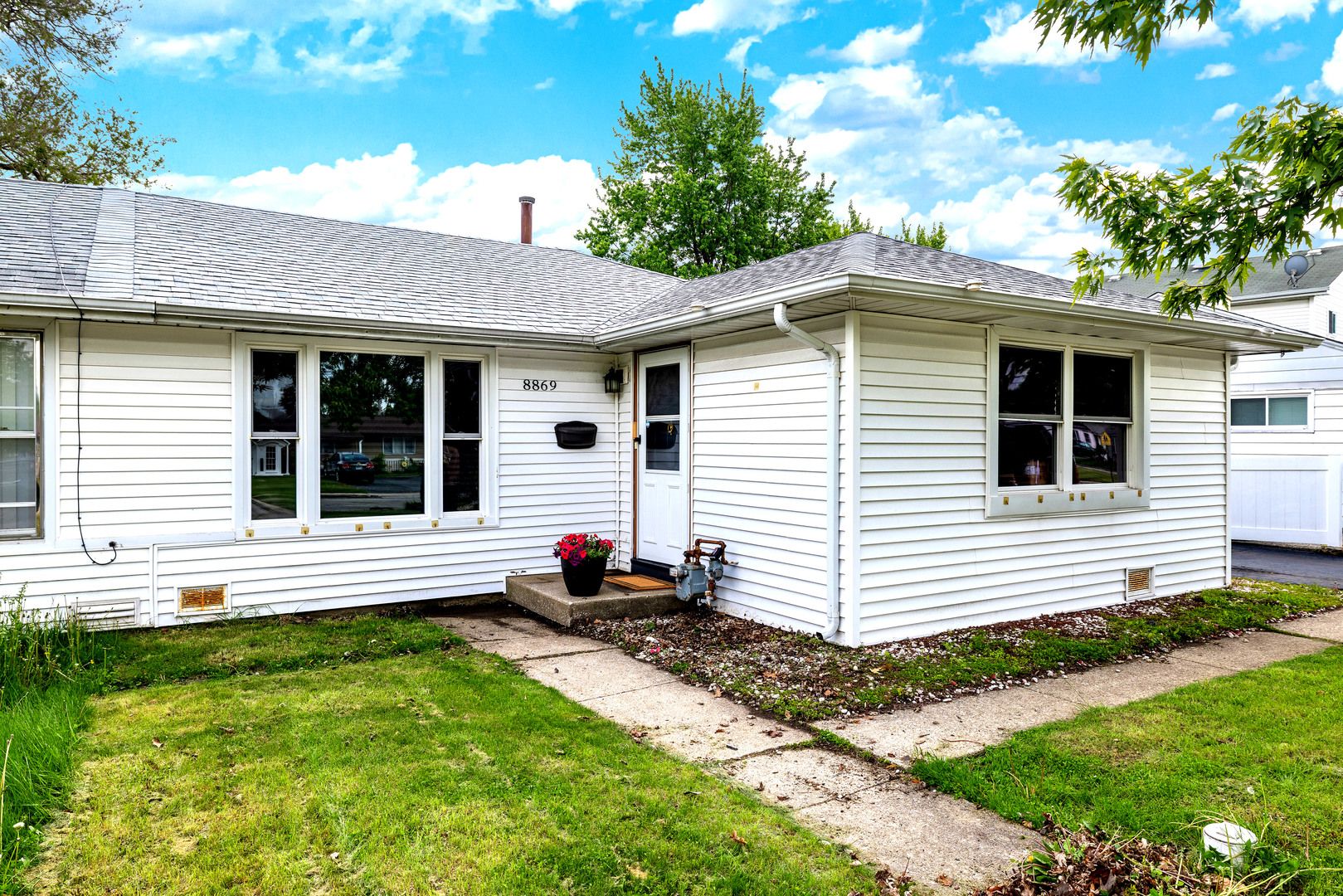 8869 S Kostner Avenue — Hometown, IL 60456