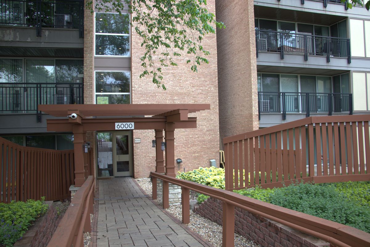 6000 Oakwood Drive, Lisle, IL 60532