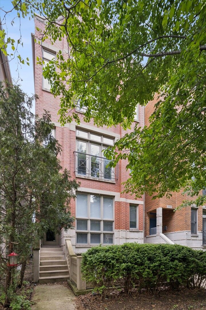 3728 Kenmore Avenue, Chicago, IL 60613