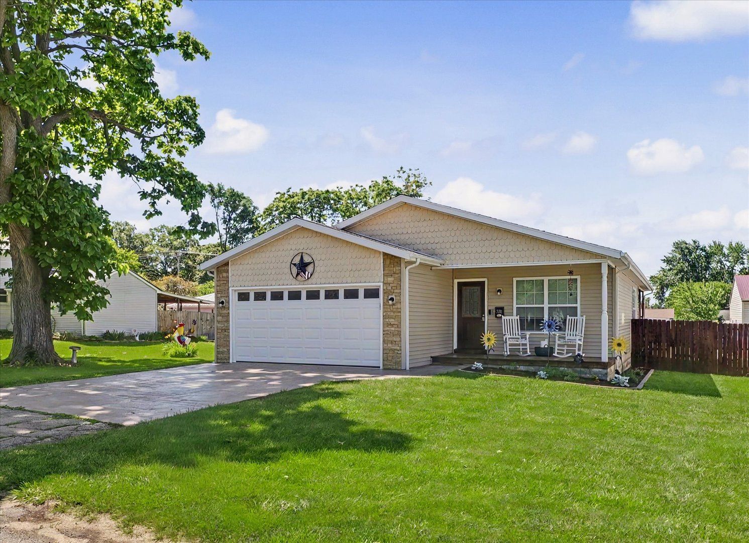 320 E Bogardus Street — Paxton, IL 60957