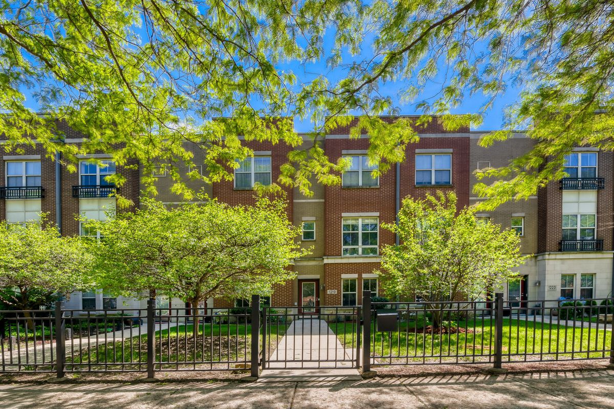 1219 Grenshaw Street, Chicago, IL 60607
