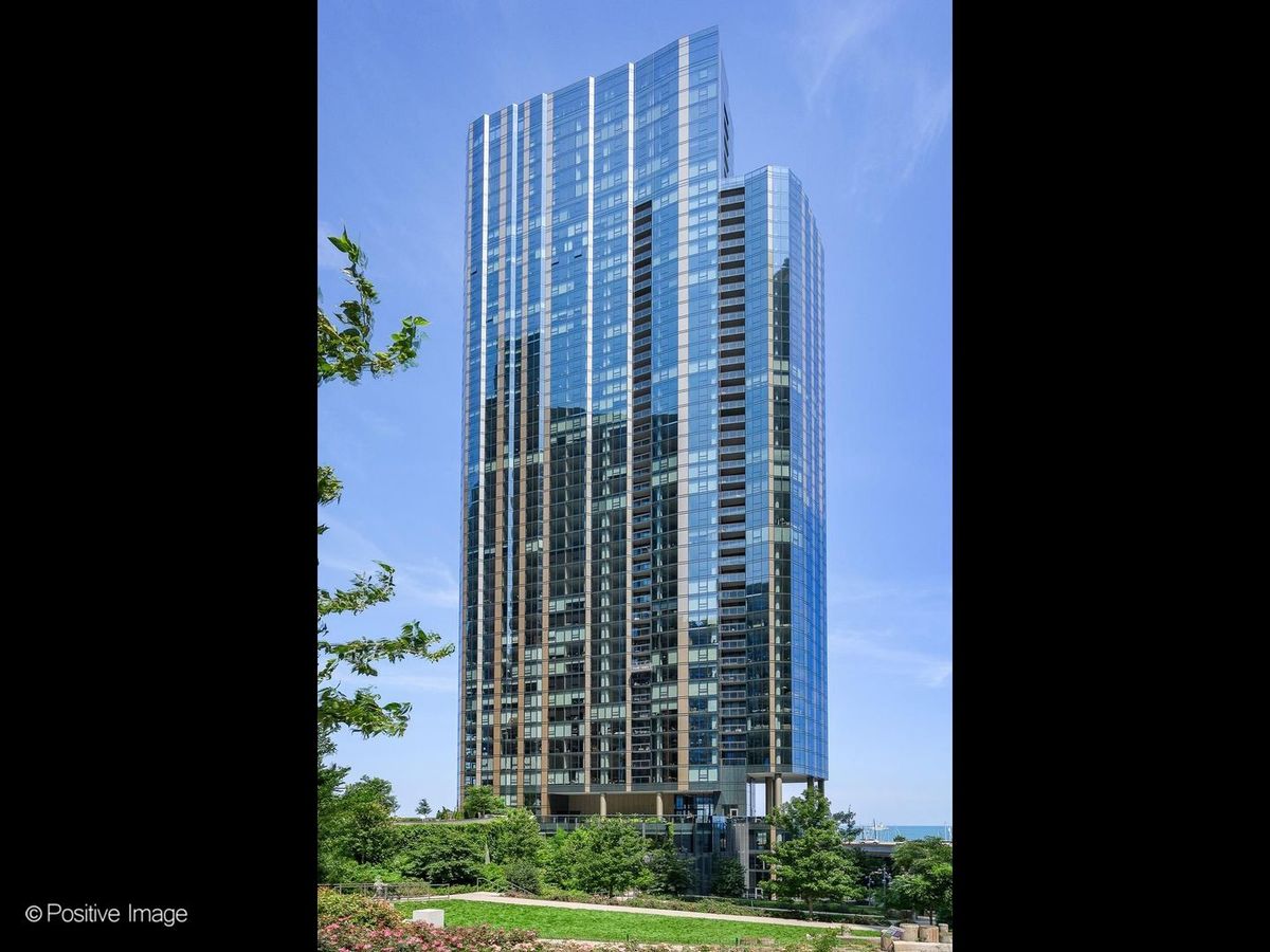 211 Harbor Drive, Chicago, IL 60601