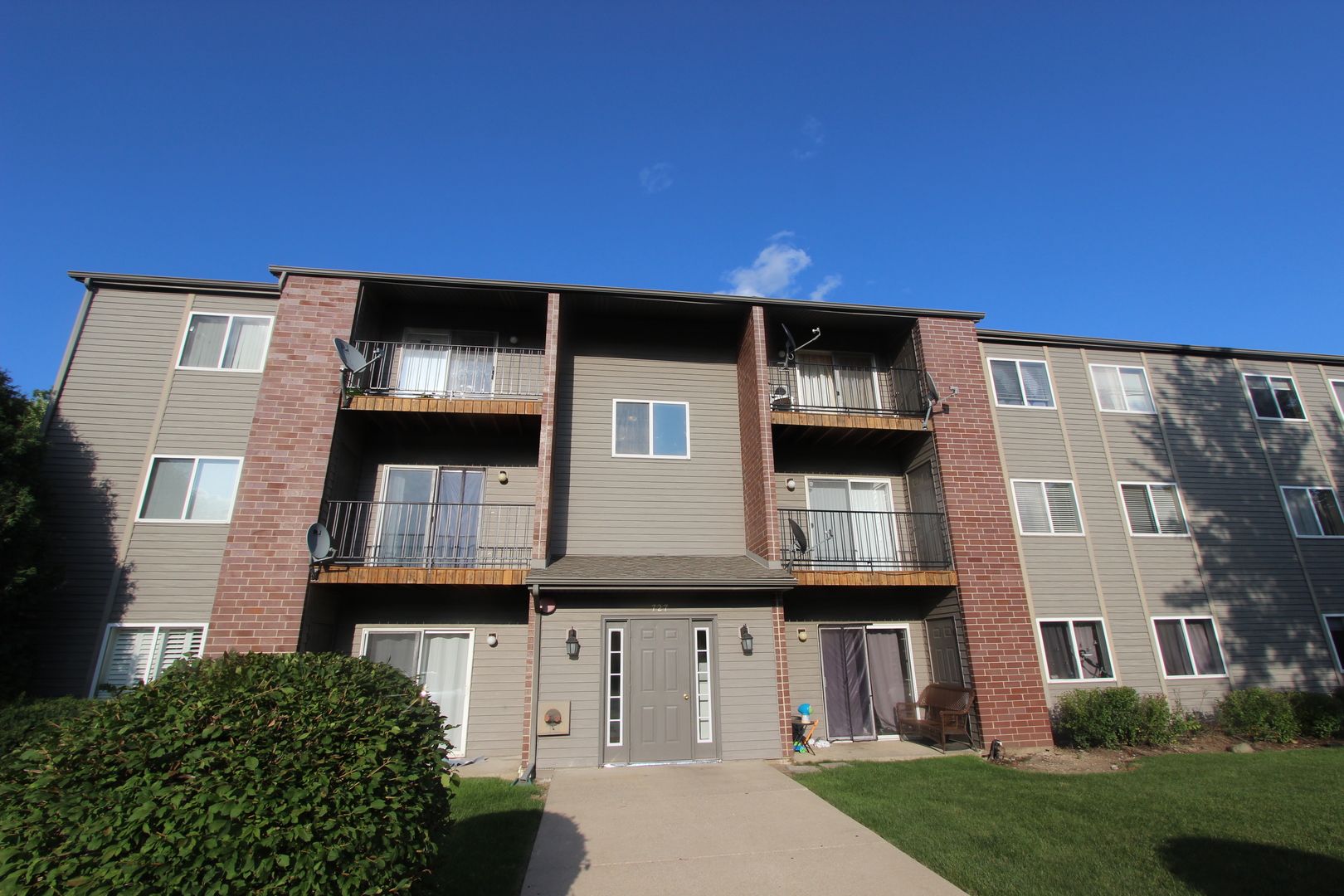 727 Elm Lane #206 — Woodstock, IL 60098
