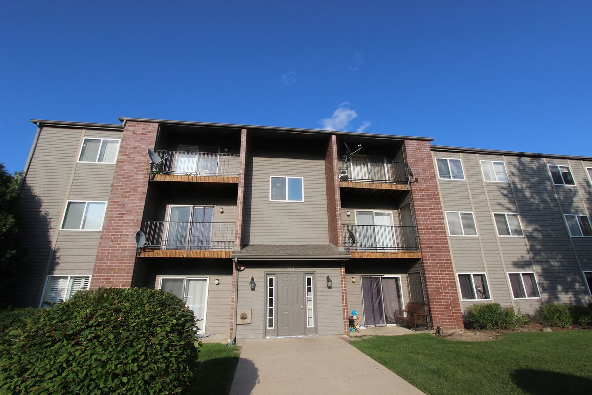 727 Elm Lane, Woodstock, IL 60098