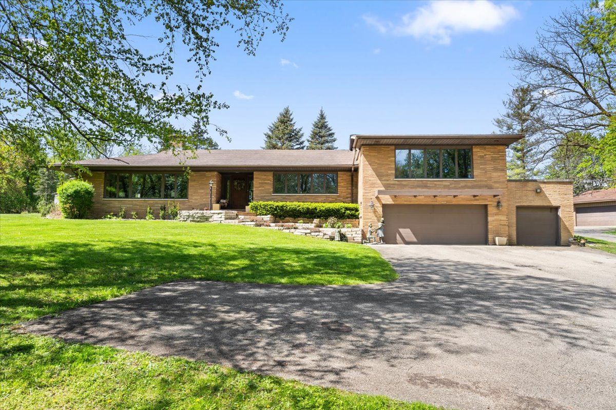 22446 N OLD BARRINGTON Road N, North Barrington, IL 60010