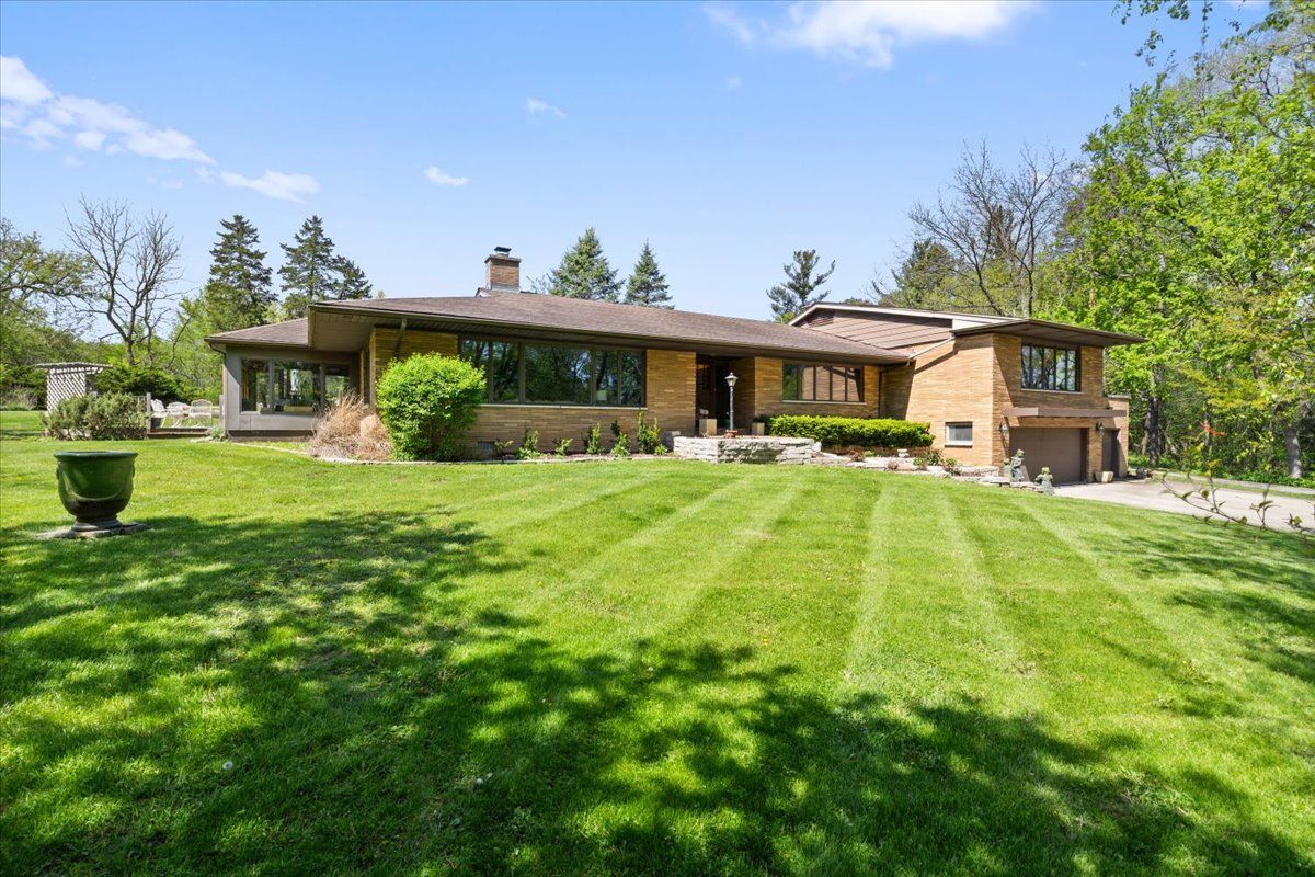 22446 N OLD BARRINGTON Road N, North Barrington, IL 60010