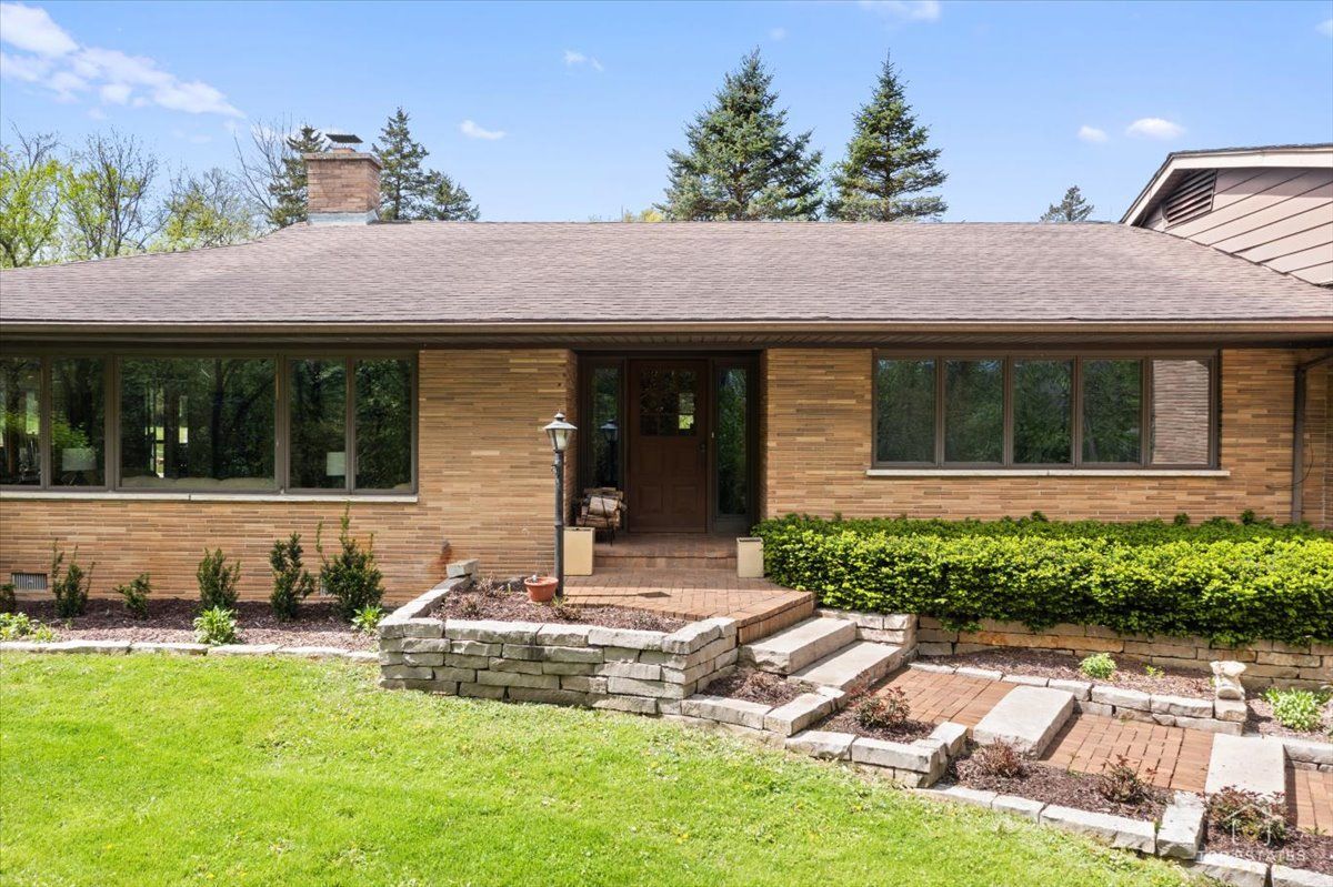 22446 N OLD BARRINGTON Road N, North Barrington, IL 60010