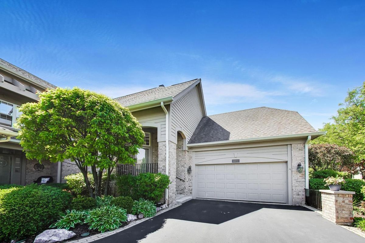 11171 Edgebrook Lane, Indian Head Park, IL 60525