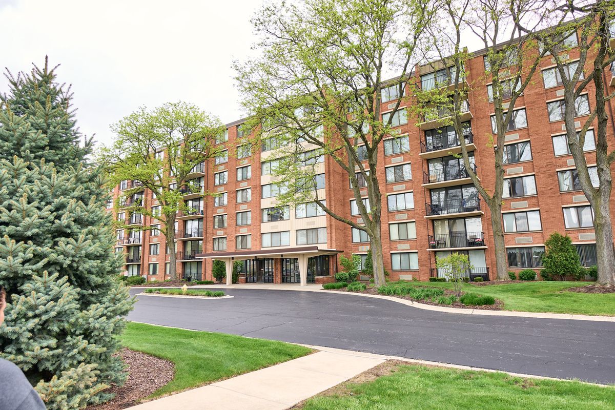 2000 Saint Regis Drive, Lombard, IL 60148