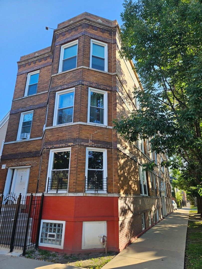 901 Francisco Avenue, Chicago, IL 60622