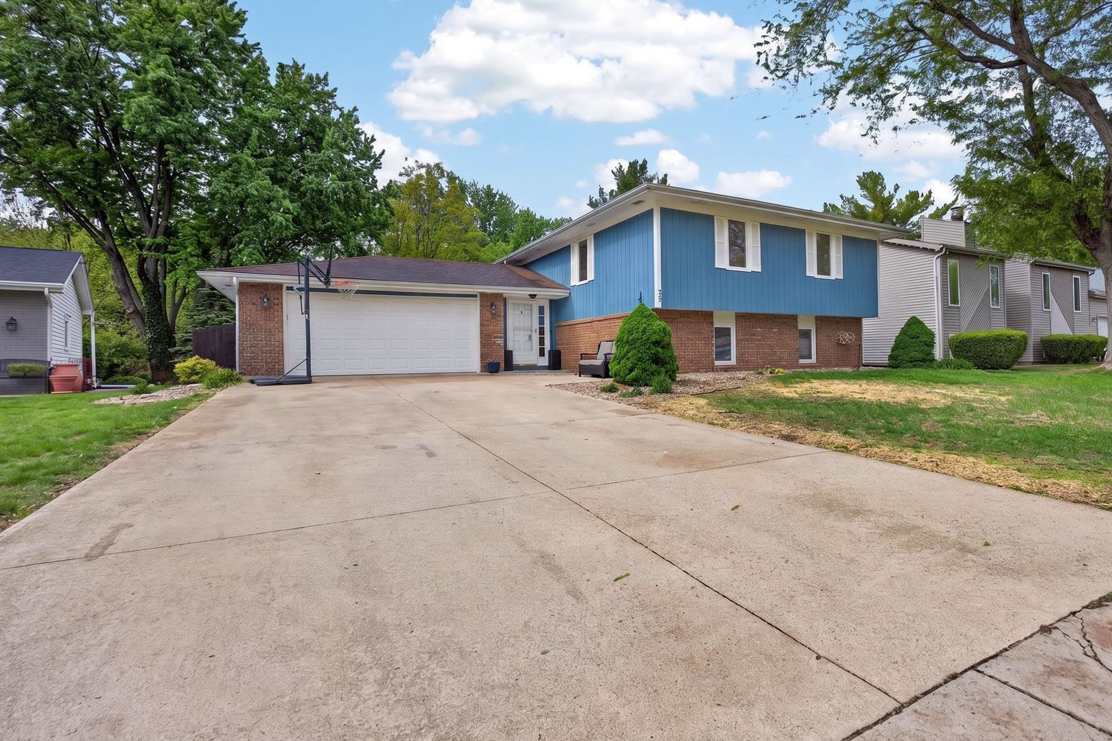 32 Kenfield Circle — Bloomington, IL 61704