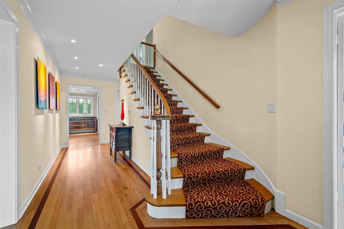 520 Greenwood Avenue, Kenilworth, IL 60043