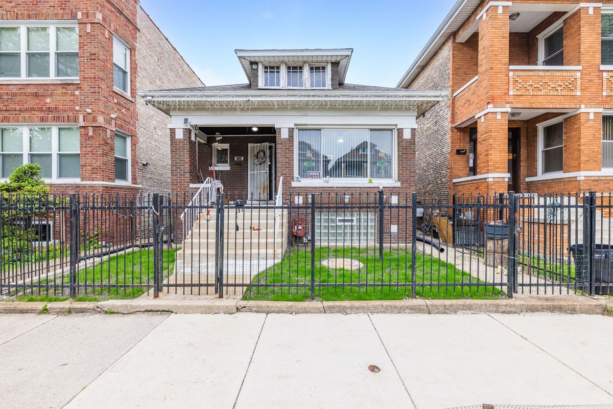 6733 Campbell Avenue, Chicago, IL 60629