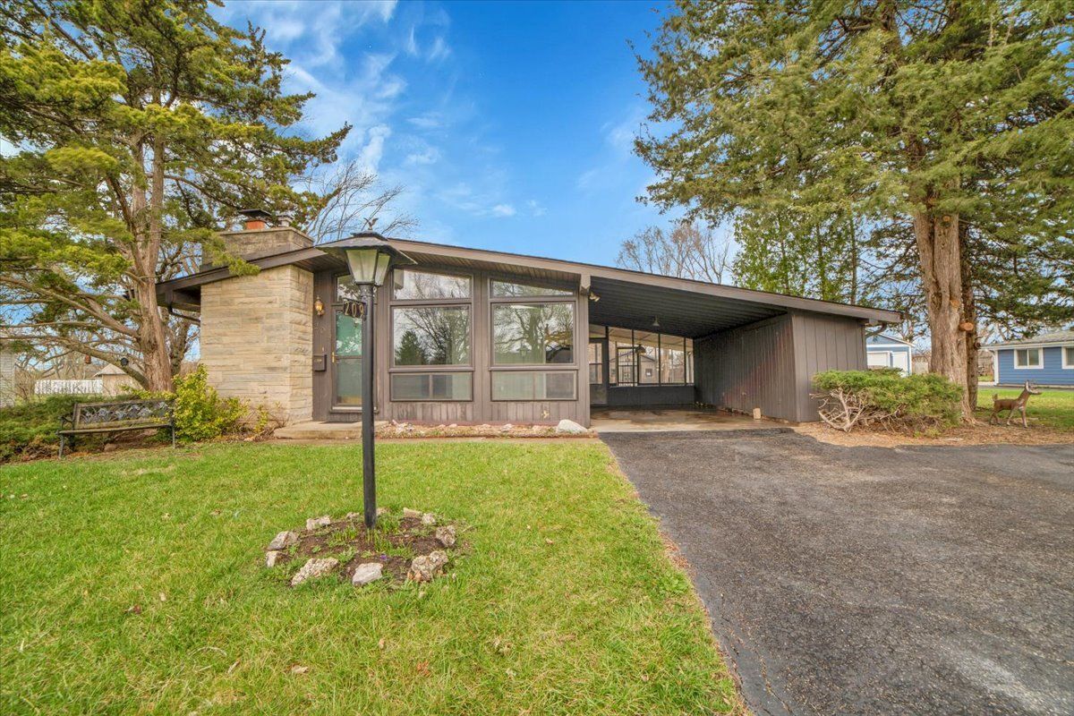 209 Sharon Lane, North Aurora, IL 60542