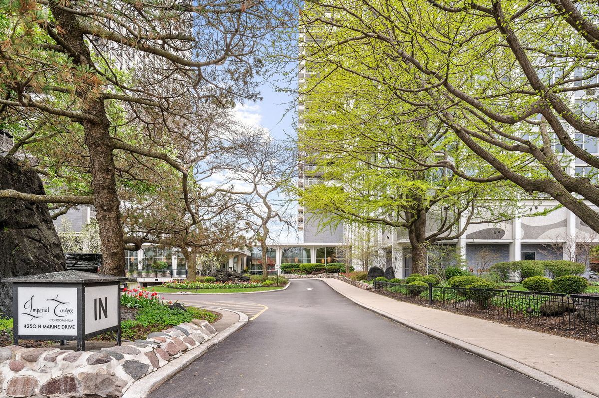 4250 Marine Drive, Chicago, IL 60613