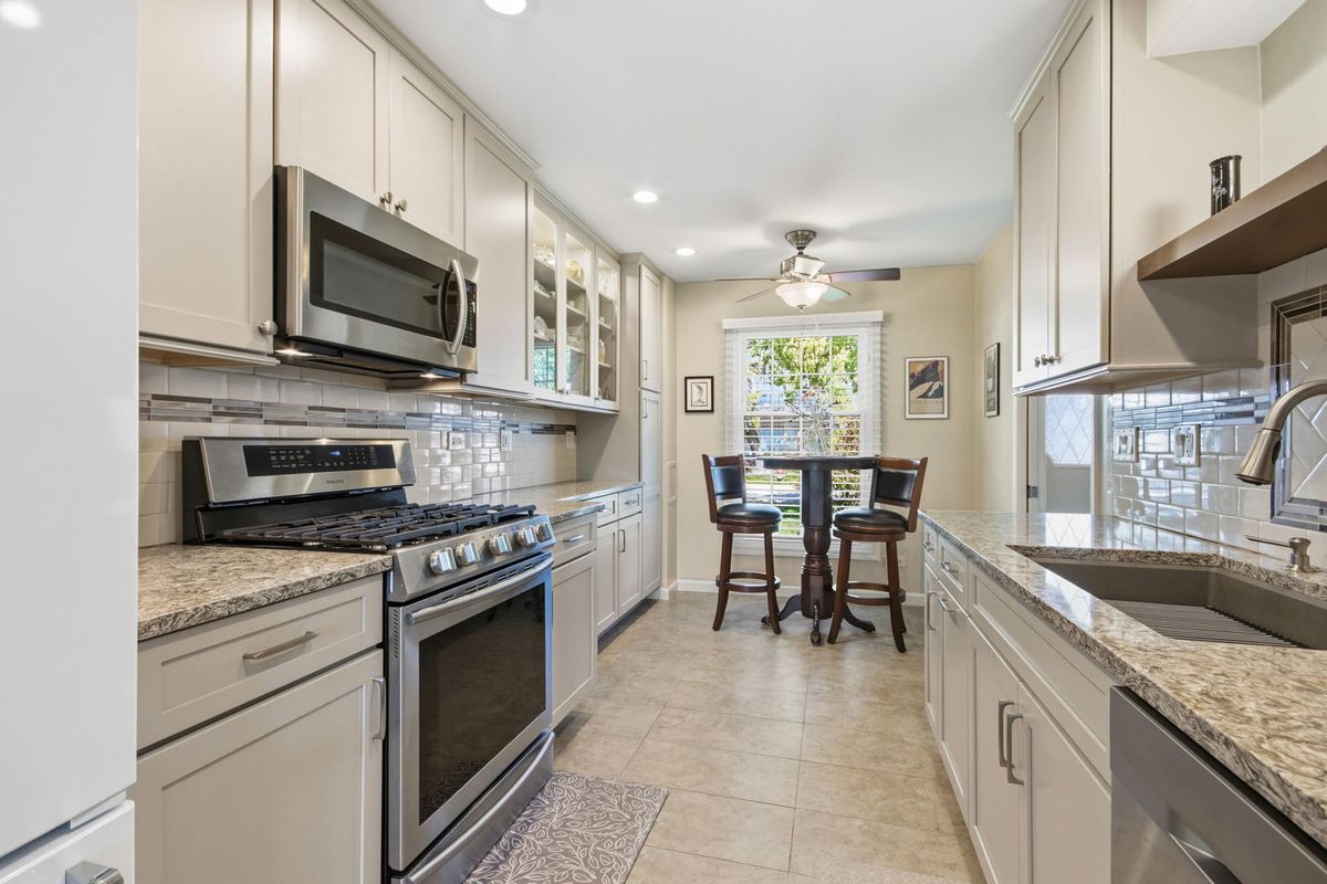 19W107 Avenue Normandy N, Oak Brook, IL 60523