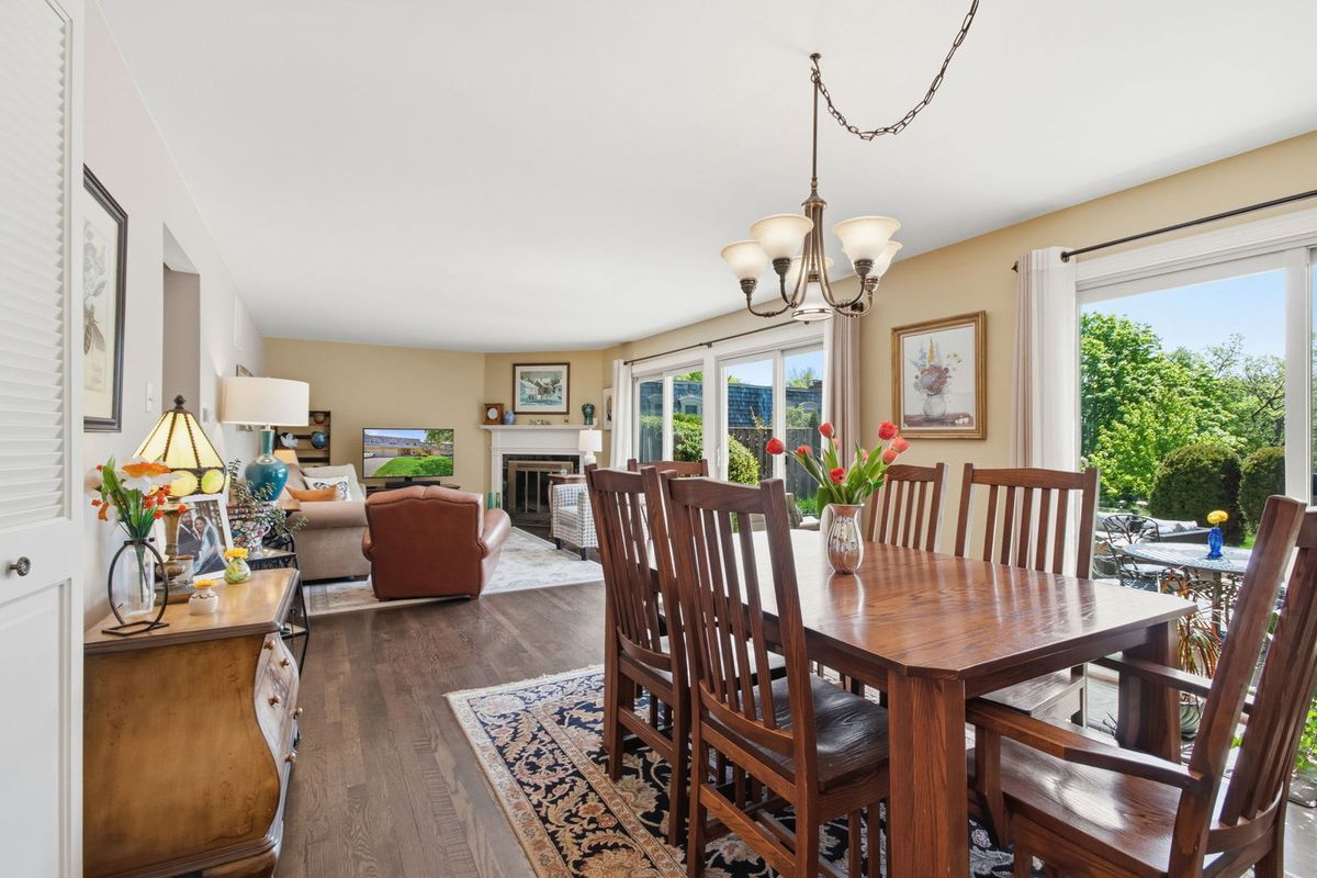 19W107 Avenue Normandy N, Oak Brook, IL 60523