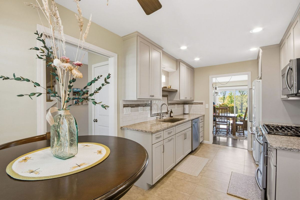 19W107 Avenue Normandy N, Oak Brook, IL 60523