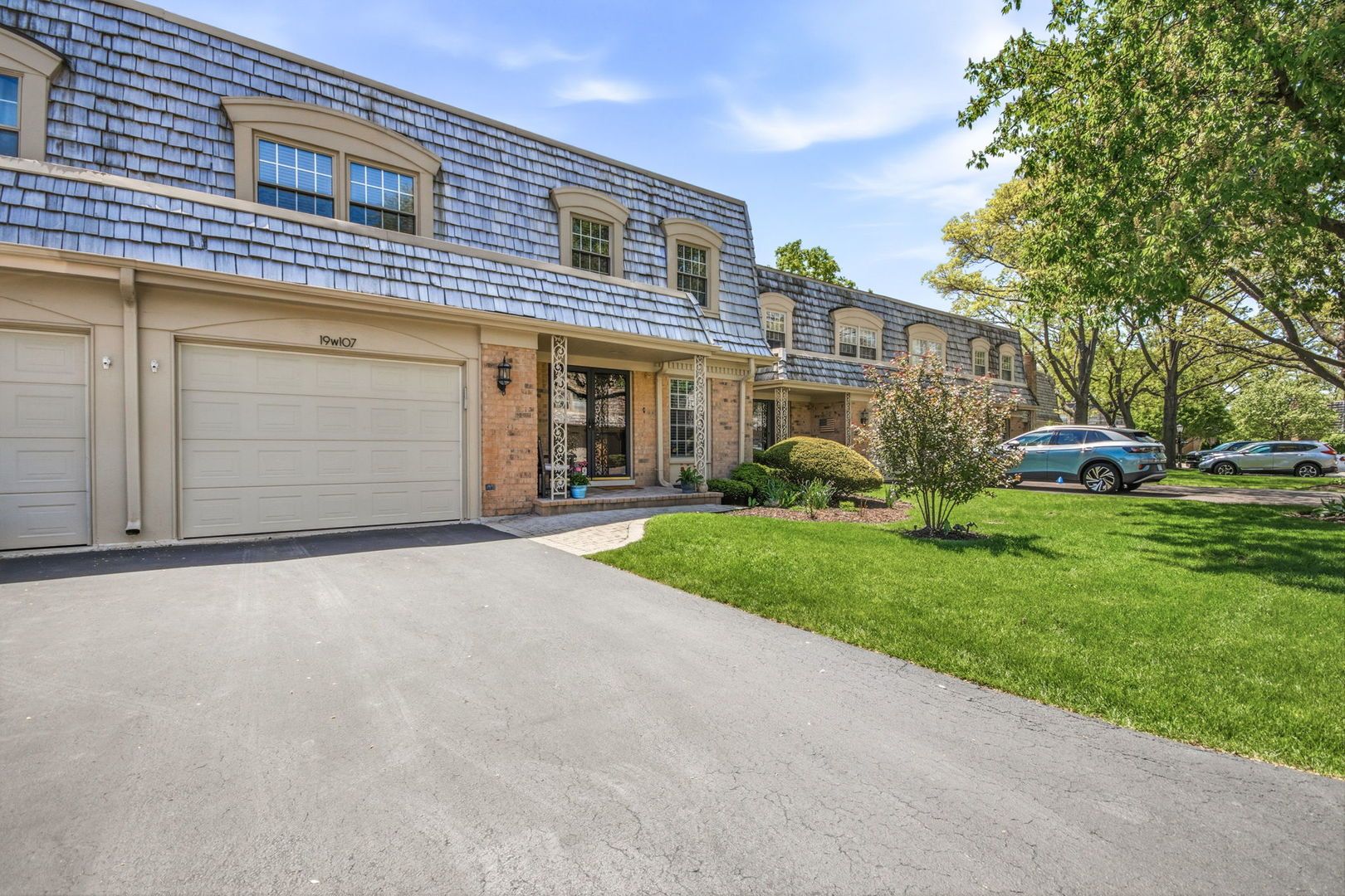 19W107 Avenue Normandy N — Oak Brook, IL 60523