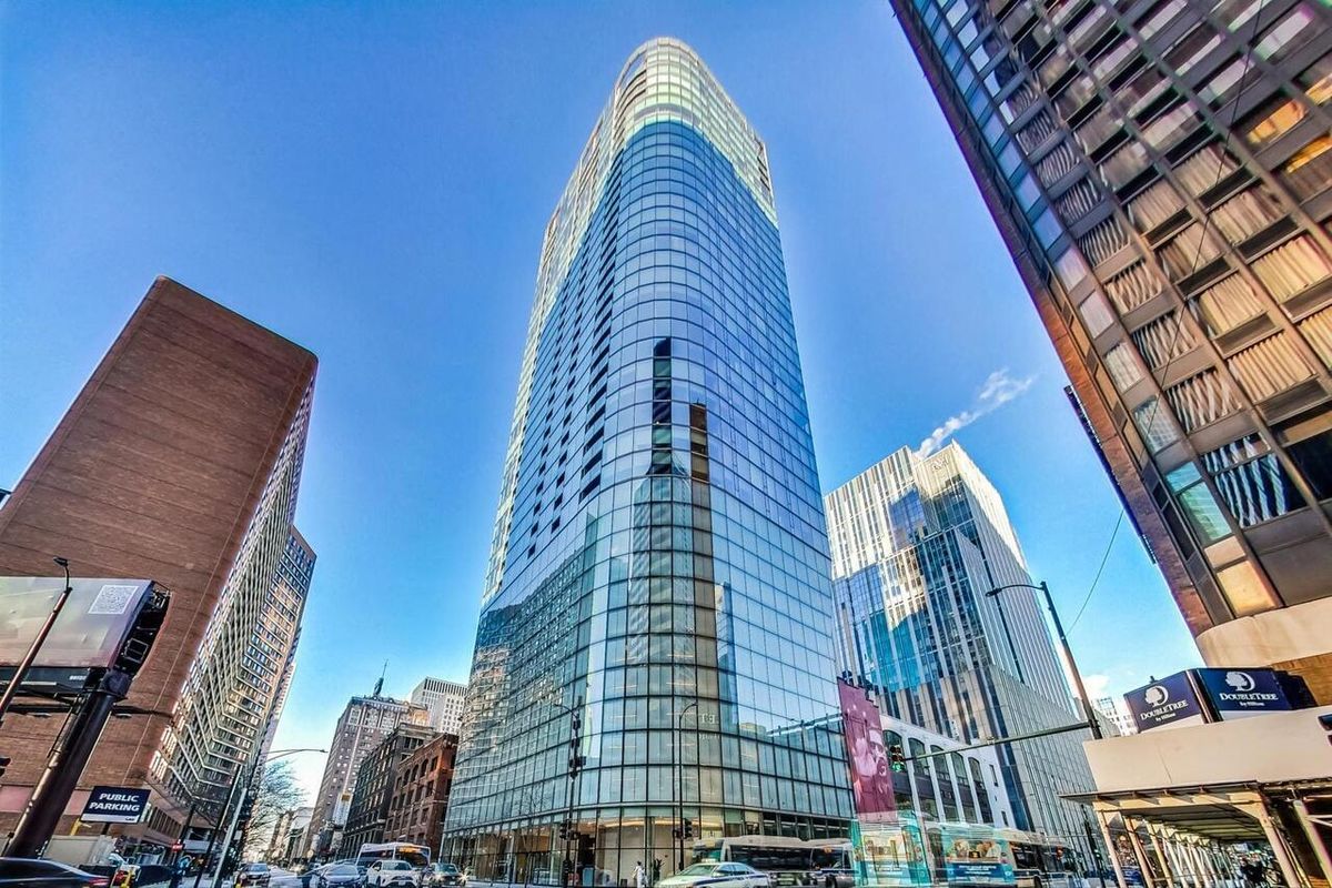 600 Fairbanks Court, Chicago, IL 60611