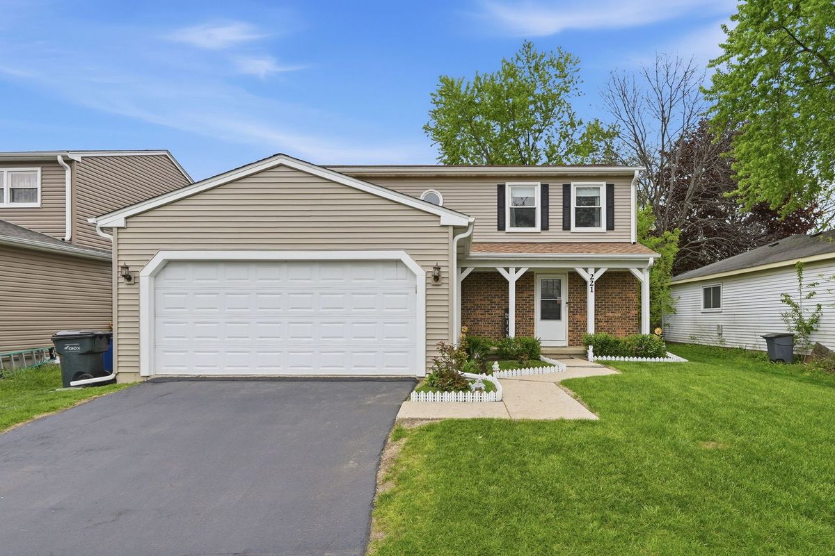221 Lakeside Drive, Vernon Hills, IL 60061
