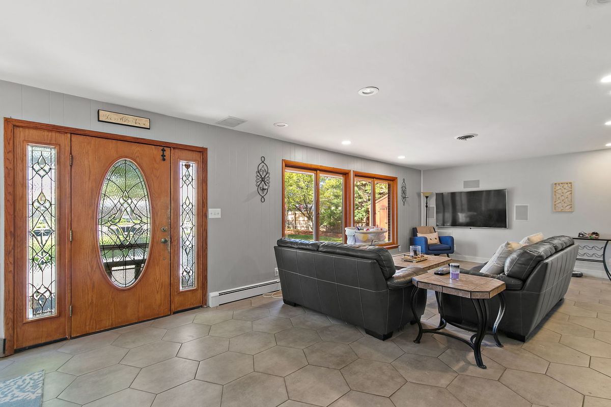 3415 Venice Avenue, McHenry, IL 60050