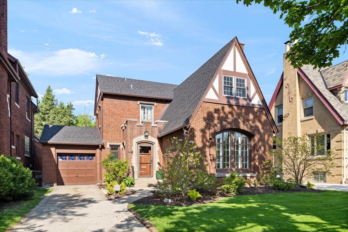 9814 Hoyne Avenue, Chicago, IL 60643