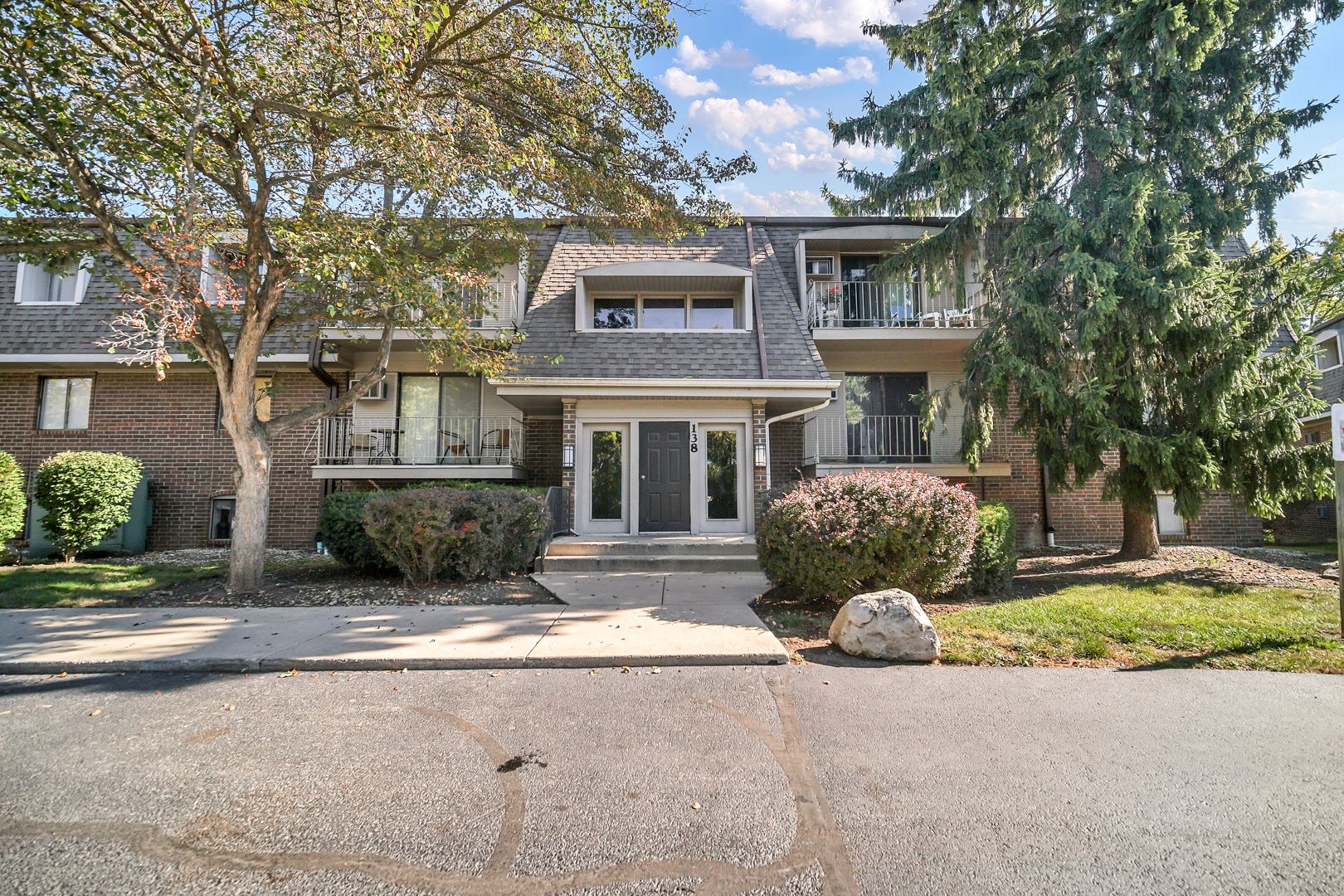 138 E Bailey Road #M — Naperville, IL 60565