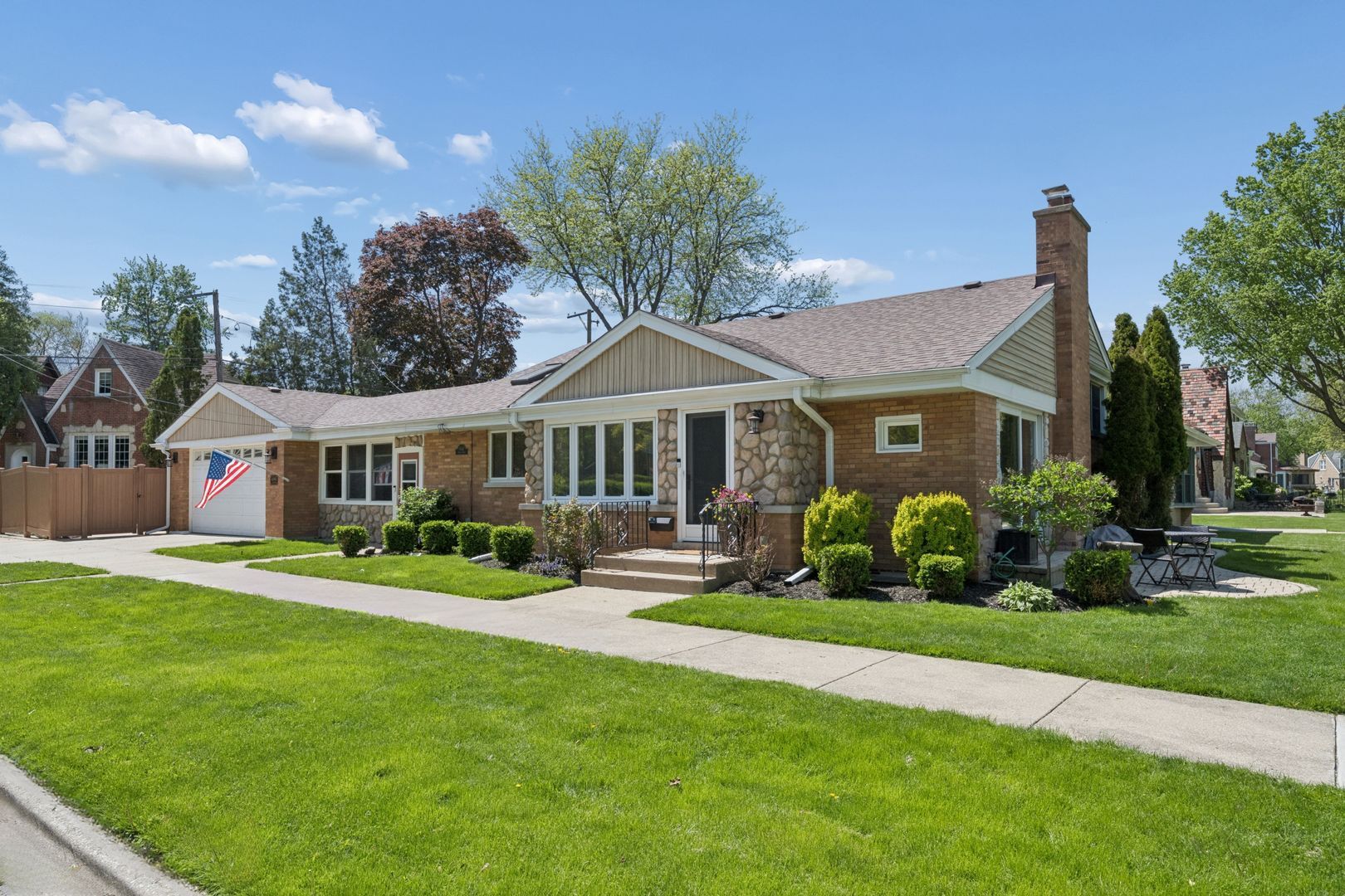 6340 N Indian Road — Chicago, IL 60646