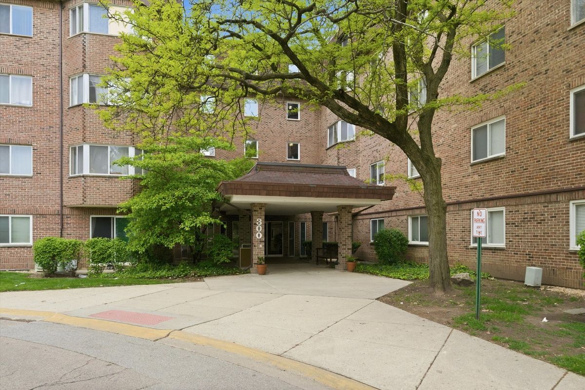 300 Roselle Road, Schaumburg, IL 60193