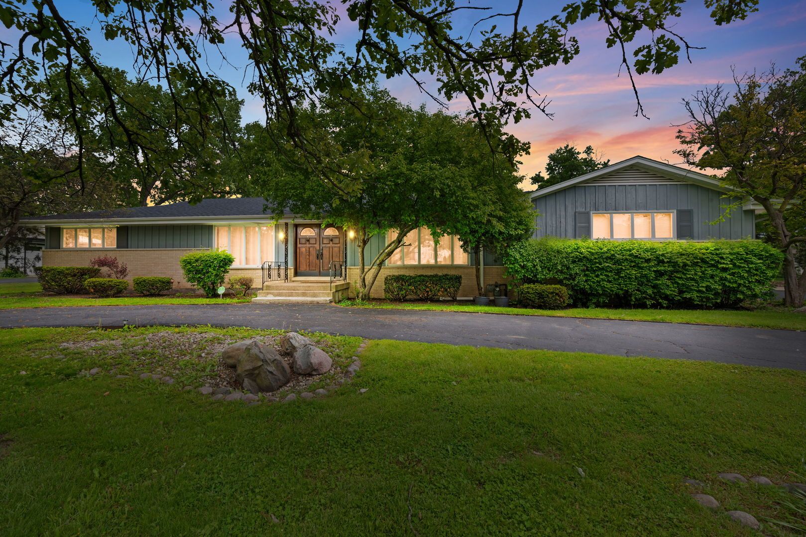 27 SHEFFIELD Lane — Oak Brook, IL 60523
