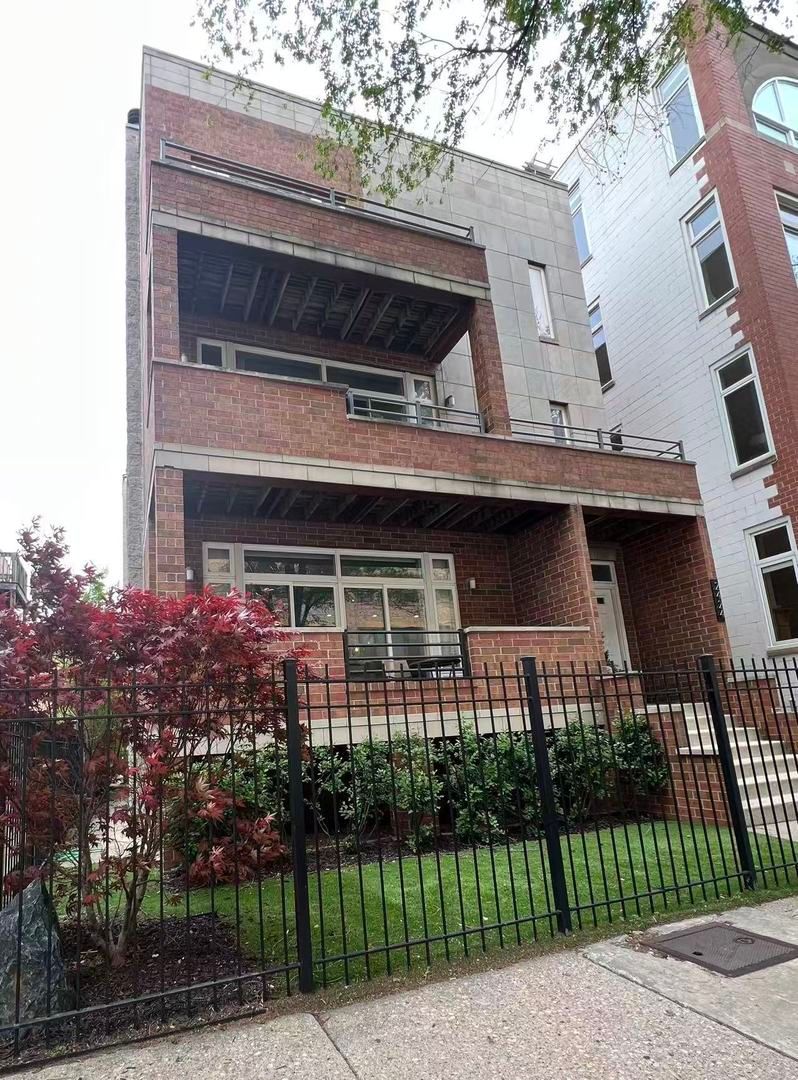 2424 SOUTHPORT Avenue, Chicago, IL 60614