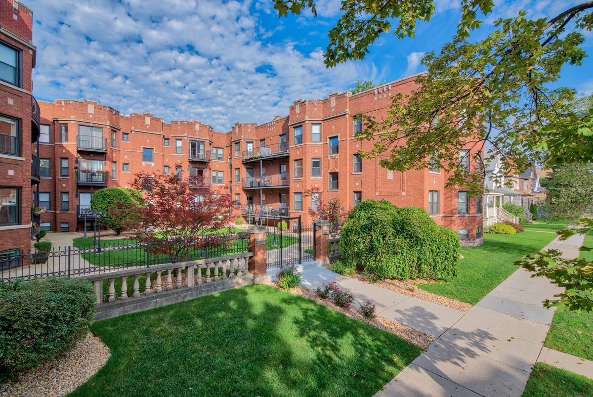 4016 Central Park Avenue, Chicago, IL 60618