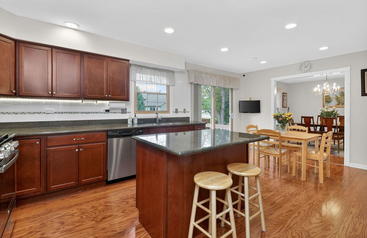 337 W SCARBOROUGH Court, Bloomingdale, IL 60108
