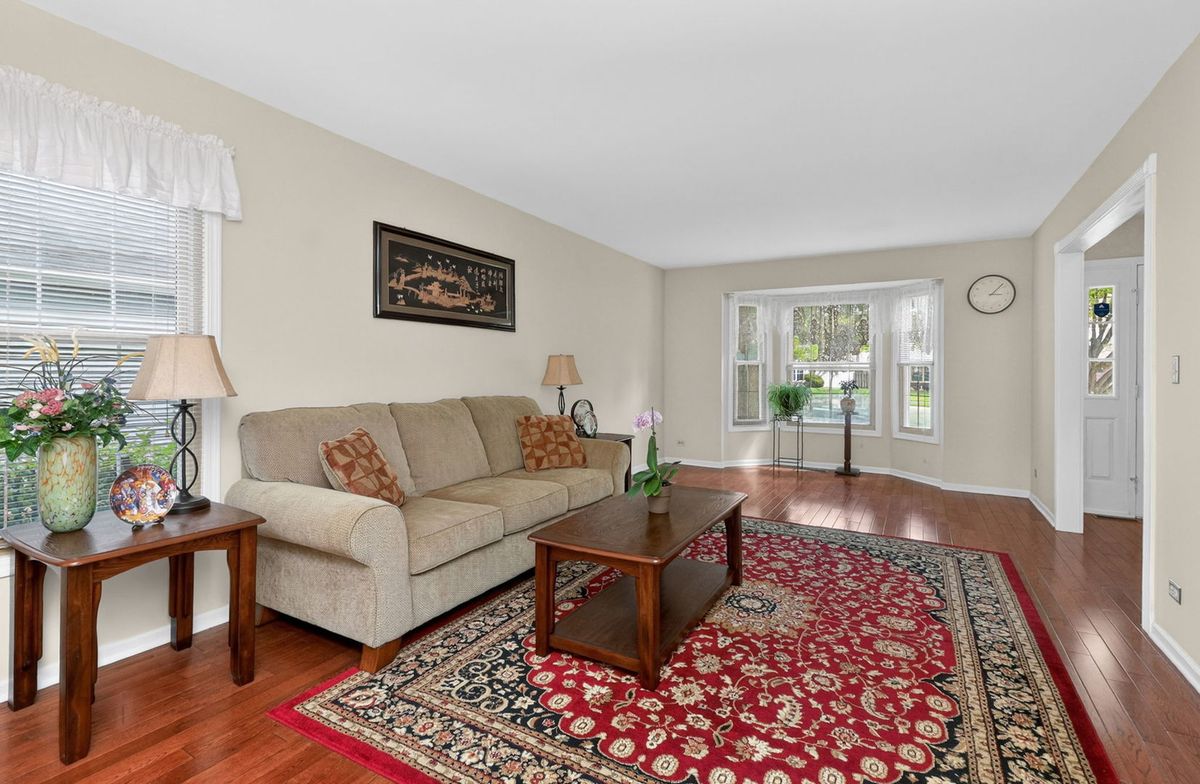 337 W SCARBOROUGH Court, Bloomingdale, IL 60108