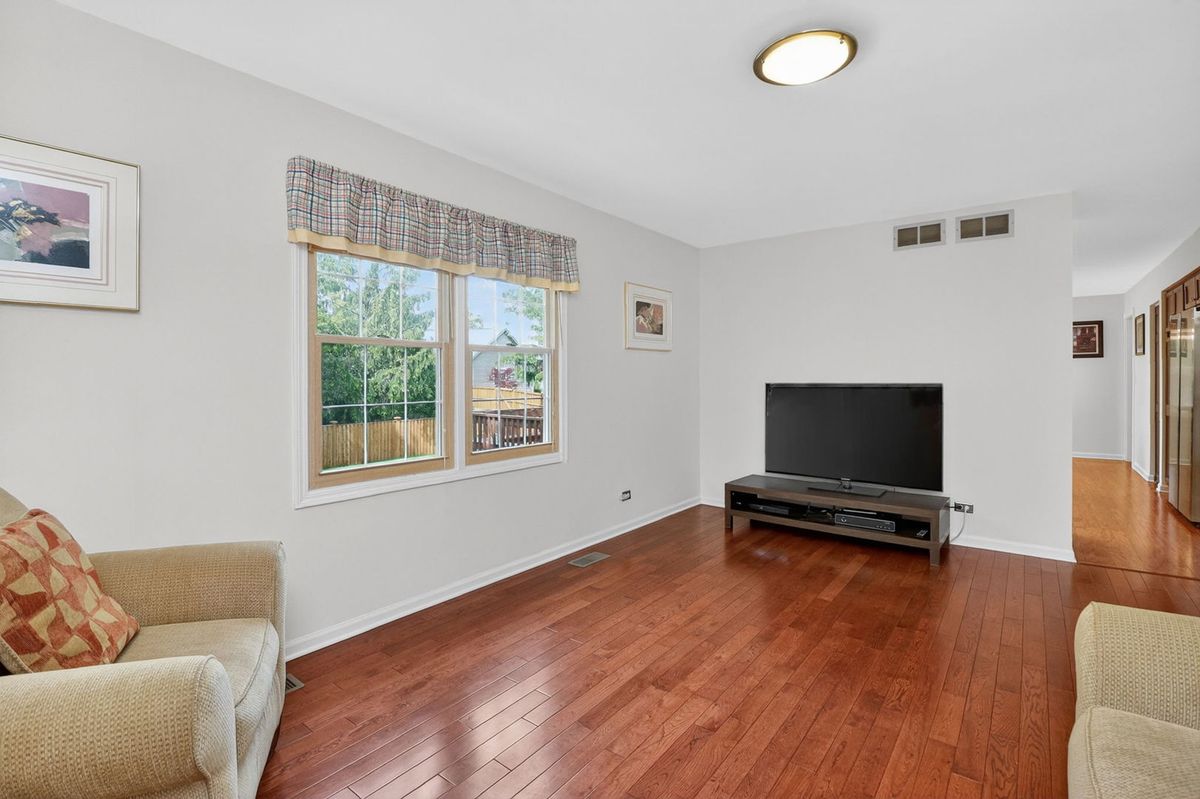 337 W SCARBOROUGH Court, Bloomingdale, IL 60108