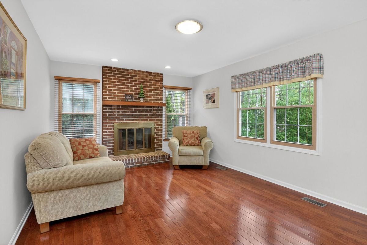 337 W SCARBOROUGH Court, Bloomingdale, IL 60108