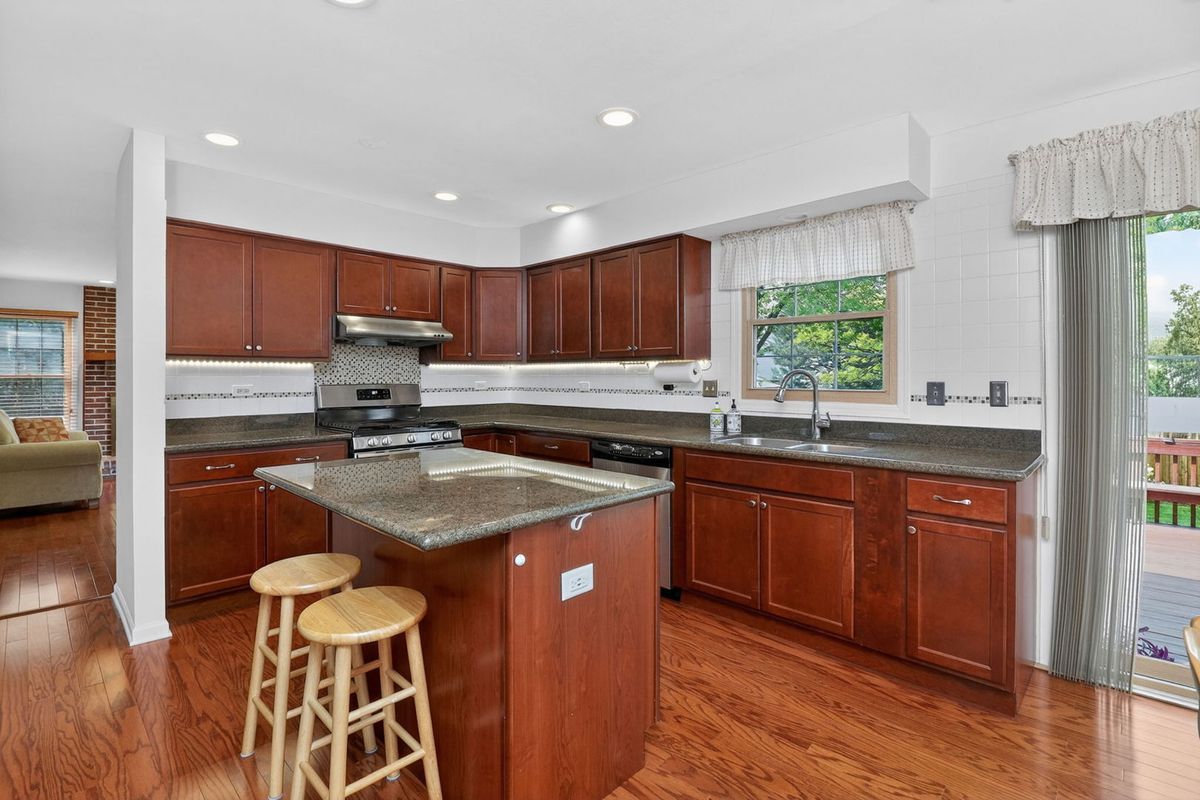 337 W SCARBOROUGH Court, Bloomingdale, IL 60108