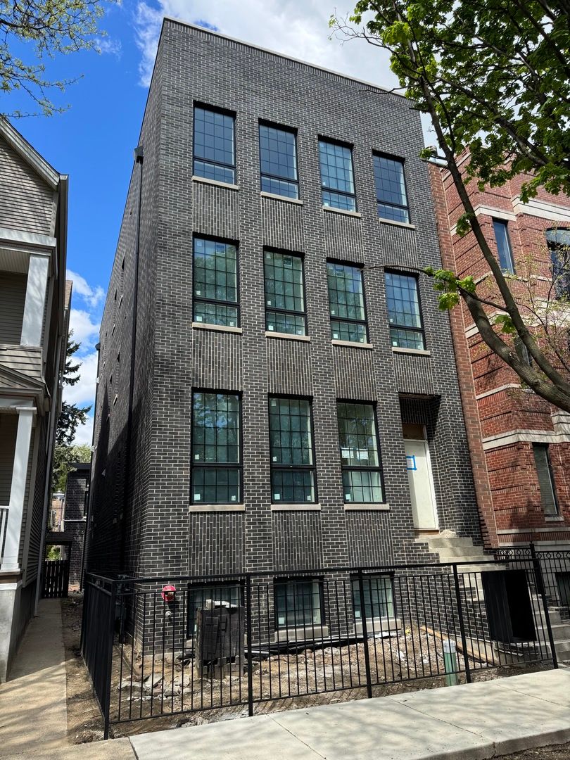 3820 Damen Avenue, Chicago, IL 60618