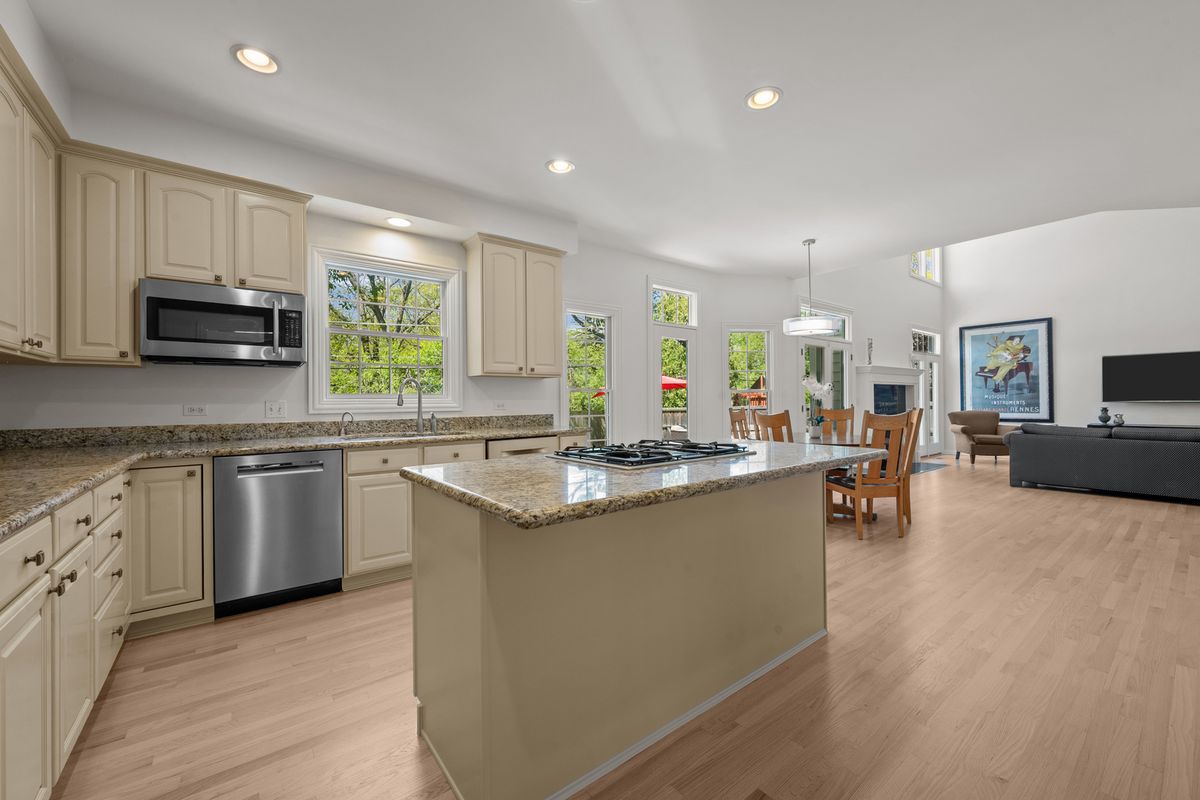 1114 Oxford Road, Deerfield, IL 60015