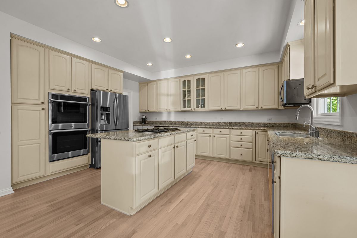 1114 Oxford Road, Deerfield, IL 60015