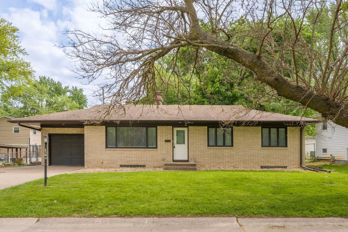1107 Hawthorne Drive, Bettendorf, IA 52722