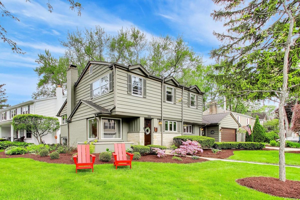 1311 Woodford Place, Arlington Heights, IL 60004
